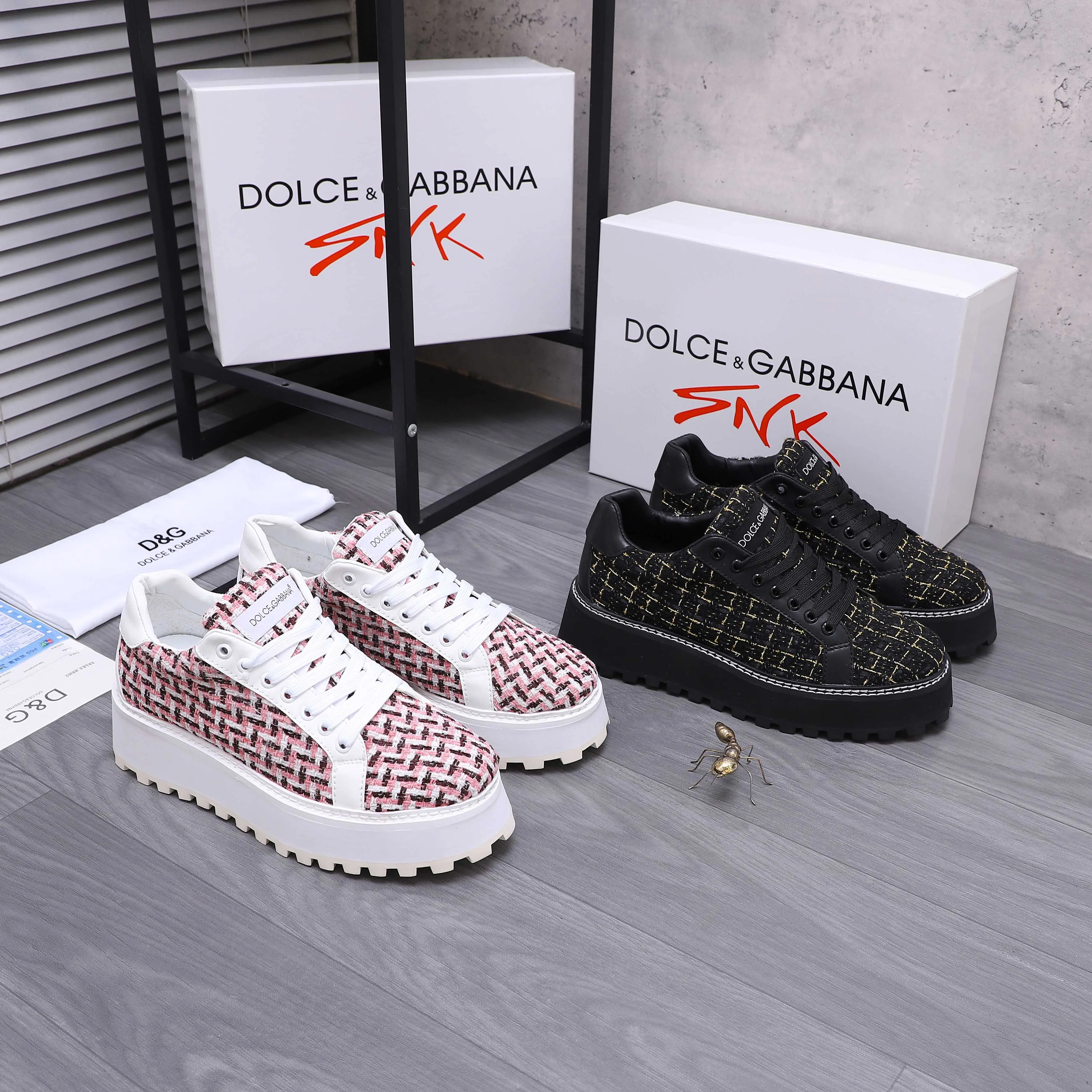 Men's shoes 💰442 Product trademark: DG (Dolce & Gabbana) casual shoes for couples. Regular size: 36-46 (45.46 is custom-made and non-returnable). Product material: Selected terry stitching cowhide upper, leather lining, cowhide insole, non-slip rubber outsole